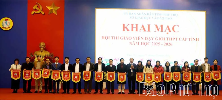 Lãnh đạo Sở GD&ĐT tỉnh Phú Thọ tặng cờ lưu niệm cho các trường có Trung Tâm Đăng Nhập MM88 Chính Thức Mới tham gia Hội thi (ảnh Báo Phú Thọ).