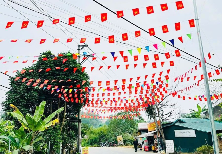 Đường làng ở phường Vân Phú rực rỡ sắc cờ. van-phu-2.jpg