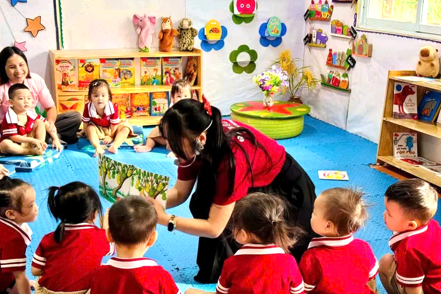 Các bé trường Mầm non Hoa Sen (phường Nông Trang) xem tranh truyện. image28.png