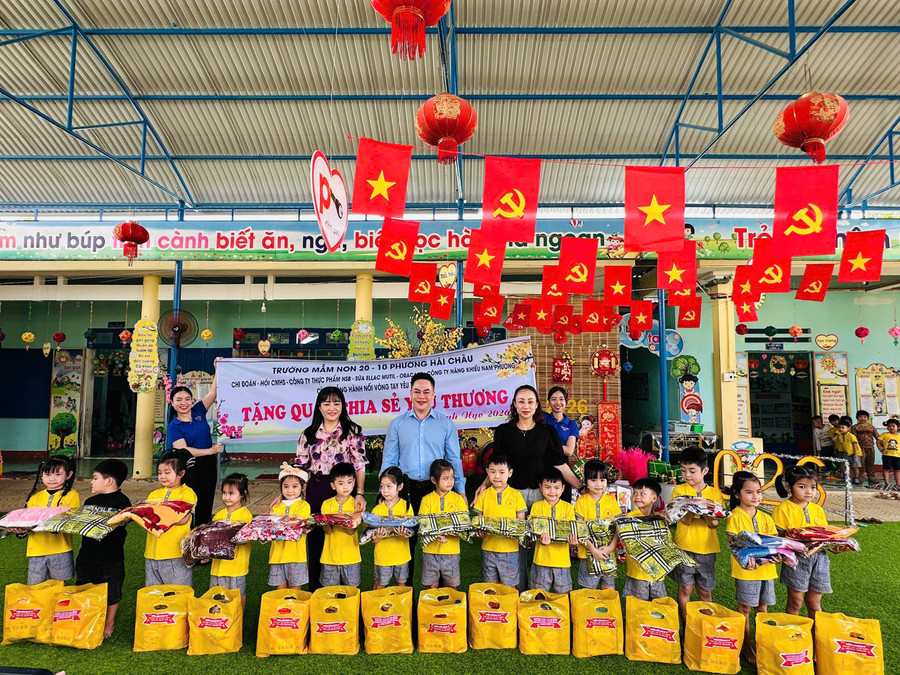 Đại diện Trường Mầm non 20-10 cùng Hội cha mẹ MM886 slot game, bắn cá, lô đề, đá gà và các mạnh thường quân trao quà đến trẻ vùng khó.