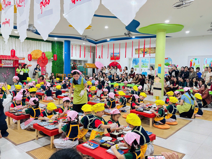 Trẻ mầm non được trải nghiệm ẩm thực Nhật Bản. 37902066308410511704.jpg