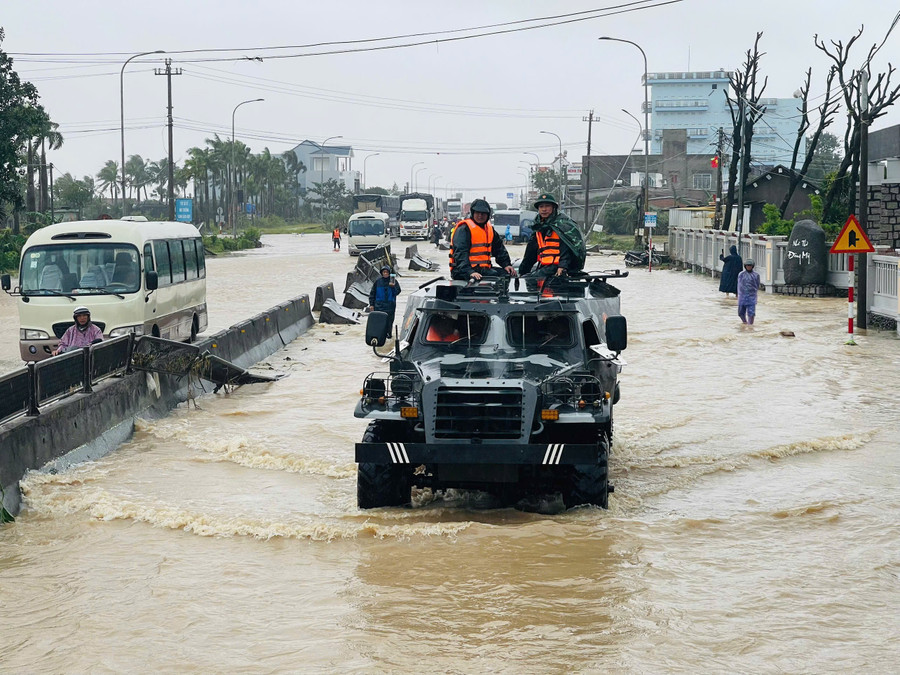 Xe thiết giáp có mặt ở vùng lũ để hỗ trợ nhu yếu phẩm cho người dân.