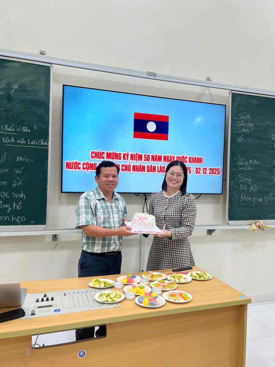TS Trịnh Quỳnh Đông Nghi tặng bánh cho lưu MM886 slot game, bắn cá, lô đề, đá gà trong lễ kỷ niệm Quốc khánh Lào. 4bb473af25e0aabef3f117.jpg