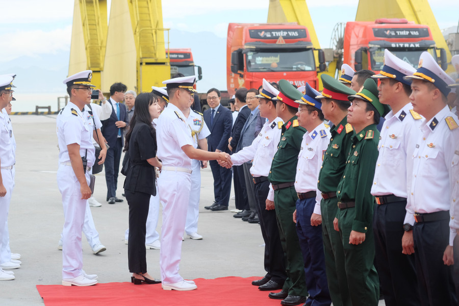 Đại diện đoàn Việt Nam đón các sĩ quan, thủy thủ tàu huấn luyện ROKS Hansando của Hải quân Hàn Quốc. dscf7005.jpg