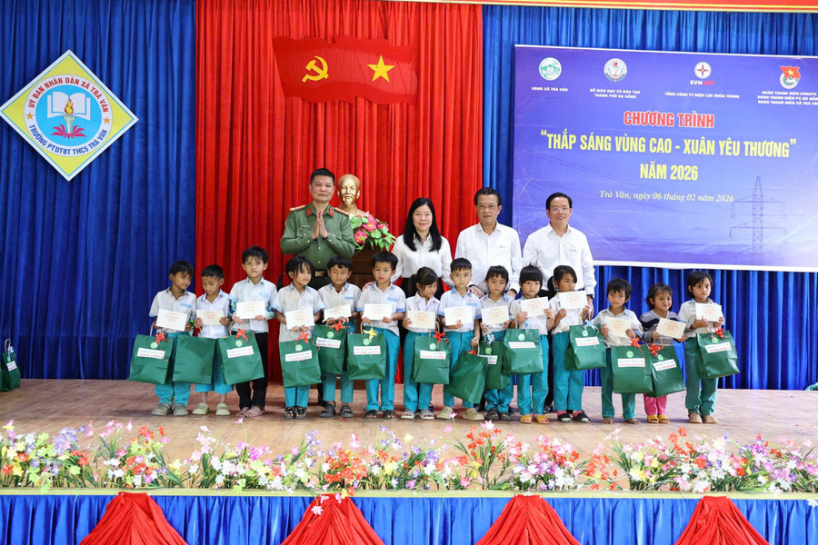 Đại diện ngành GD&ĐT TP Đà Nẵng, Tổng Công ty Điện lực miền Trung và các đơn vị tặng quà đến MM886 slot game, bắn cá, lô đề, đá gà xã Trà Vân.
