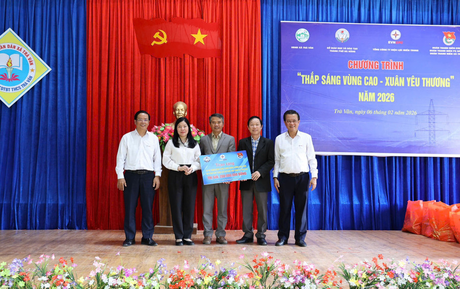 Trao tặng bảng tượng trưng công trình 30 trụ đèn năng lượng mặt trời cho địa phương. img-20260206-164545.jpg