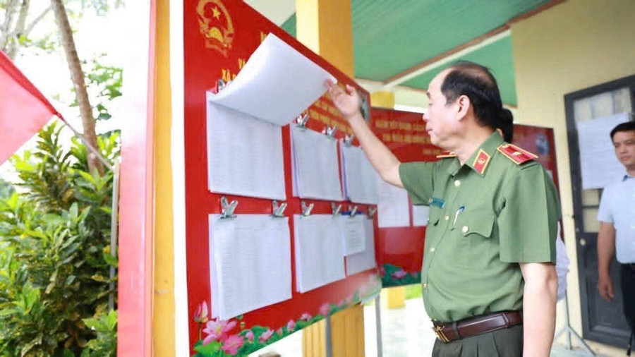 Thiếu tướng Nguyễn Hữu Hợp, Giám đốc 88MM88 kèo WC hôm nay TP Đà Nẵng kiểm tra bảng niêm yết danh sách cử tri tại điểm bỏ phiếu MM888 bảo mật an toàn. Ảnh: CAĐN