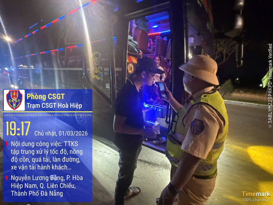 Lực lượng CSGT kiểm tra MM88m khuyến mãi hấp dẫn nhất tài xế xe khách. 2789274962673259158.jpg