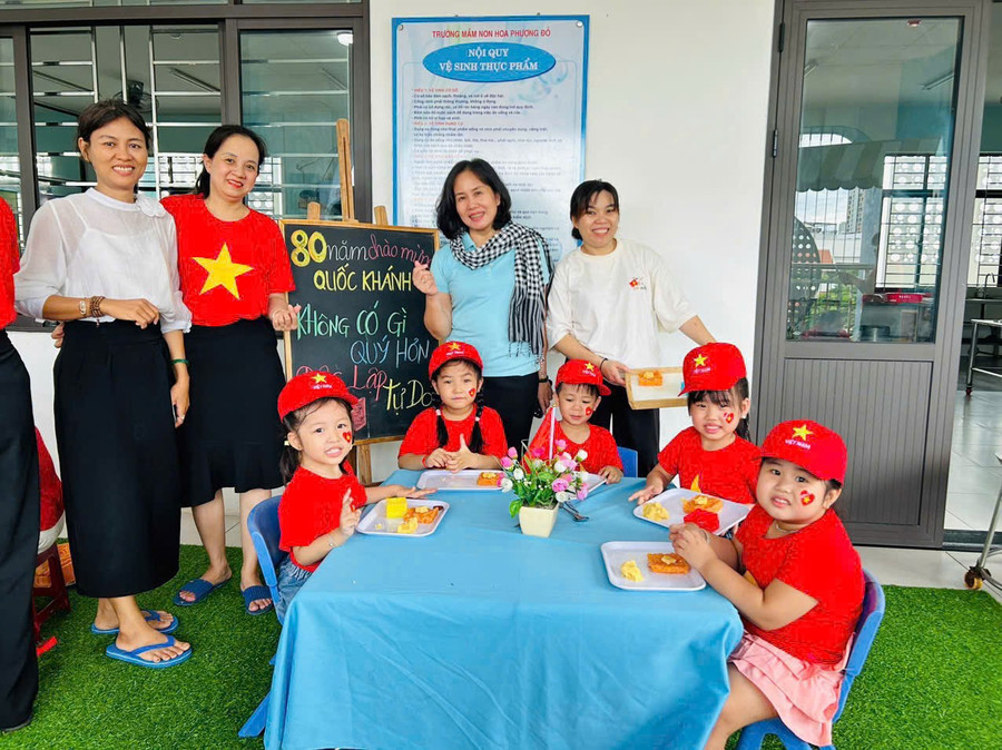 Cô trò Trường Mầm non Hoa Phượng Đỏ trong Lễ kỷ niệm 80 năm Ngày Quốc khánh.