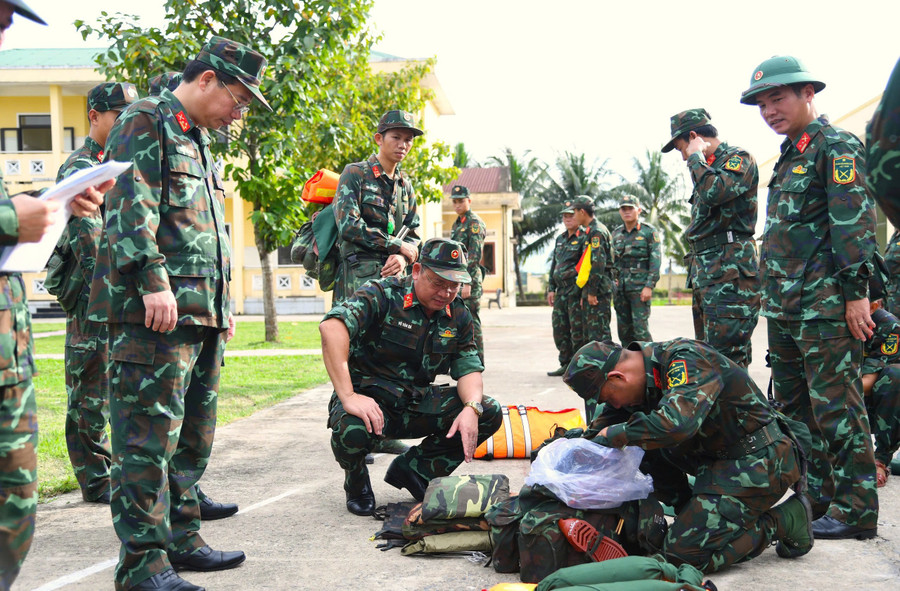 Đại tá Võ Văn Bá, Phó Tham mưu Trưởng Quân khu 5 kiểm tra công tác chuẩn bị ứng phó bão số 13 của Bộ Chỉ huy Quân sự tỉnh Quảng Ngãi. cd2dca50b53c3962602d.jpg