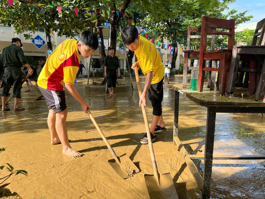 MM888 Việt Nam Tải App Trường Cao đẳng Đại Việt Đà Nẵng dọn bùn non ở trường học. 17adac6c78d5f58bacc4140.jpg