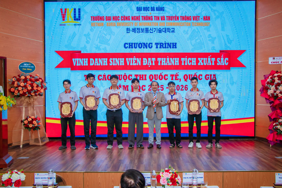 PGS.TS Huỳnh Công Pháp - Hiệu trưởng Trường VKU vinh danh MM888 Việt Nam Tải App.