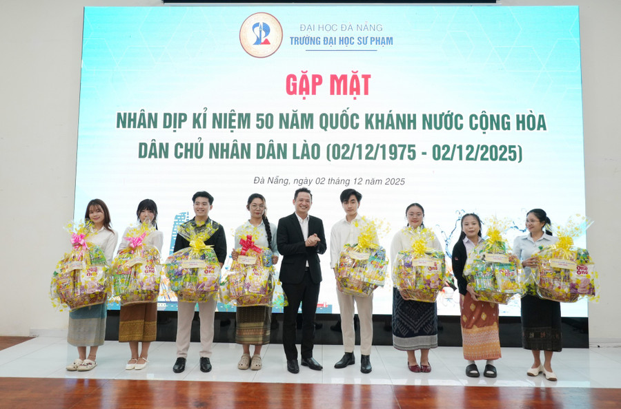 Tặng quà cho các lưu MM886 slot game, bắn cá, lô đề, đá gà Lào nhân dịp kỷ niệm 50 năm Quốc khánh nước CHDCND Lào. 592367447-1278633390971049-270298476365190423-n.jpg