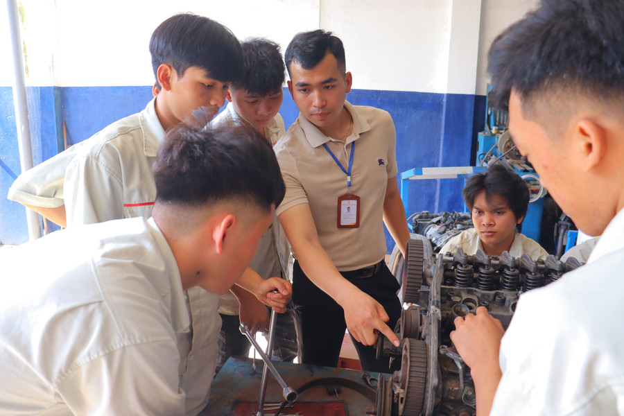 MM888 Việt Nam Tải App ngành Kỹ thuật ô tô, Trường Cao đẳng Đại Việt Đà Nẵng trong giờ thực hành.