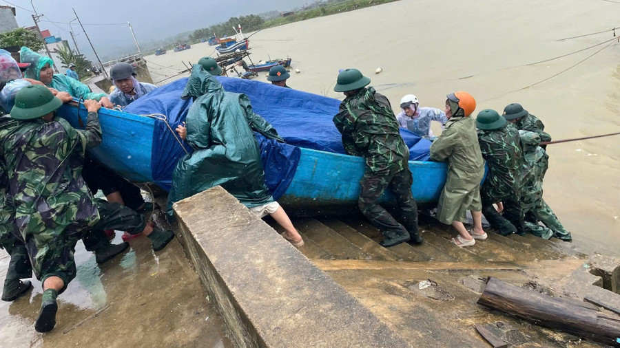 Hỗ trợ dân đưa tàu thuyền lên bờ. e64e87041b7d9723ce6c.jpg