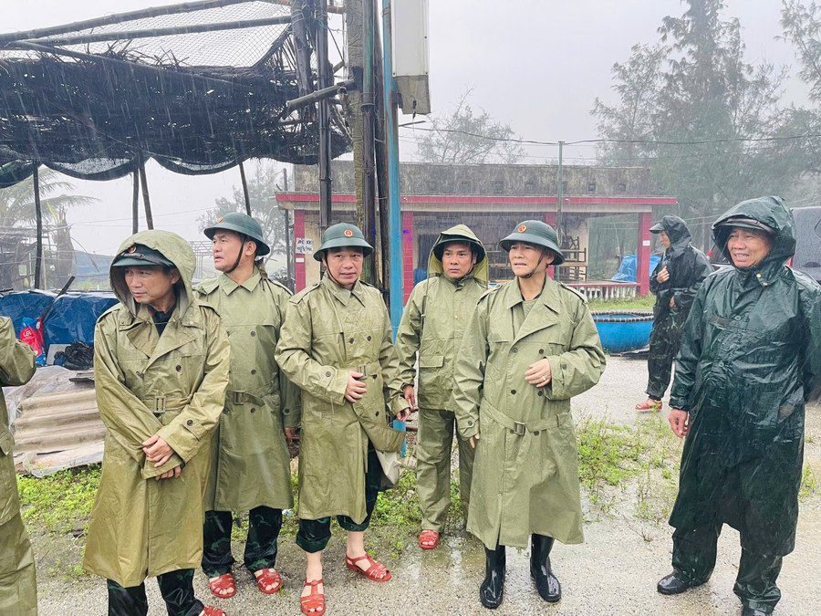 Đoàn công tác Bộ Quốc do Thượng tướng Phạm Trường Sơn (thứ 2, phải qua), Phó Tổng Tham mưu trưởng Quân đội nhân dân Việt Nam đi kiểm tra chống bão tại Quảng Ngãi. 486c3cd0b4a838f661b9.jpg