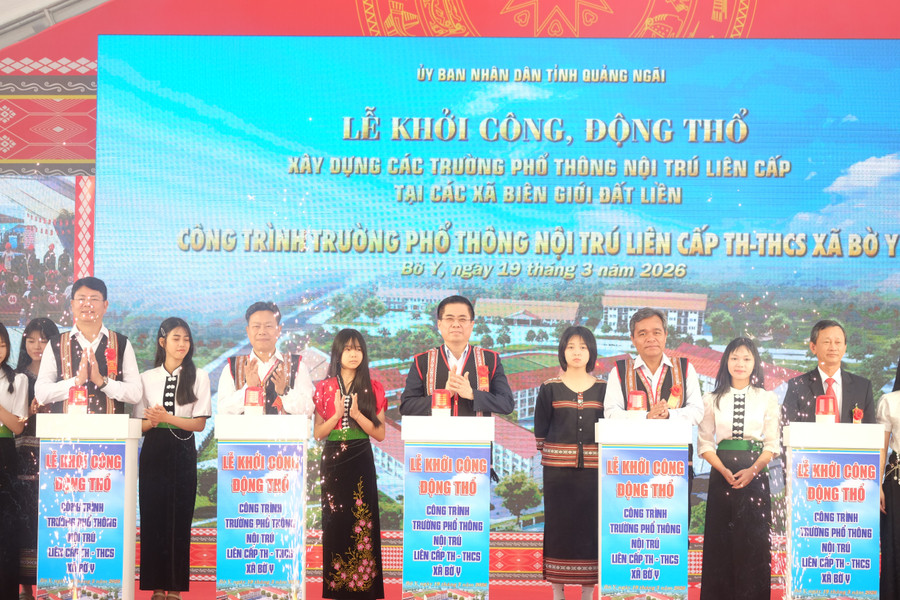 Các đại biểu thực hiện nghi thức khởi công, động thổ dự án. dscf8860.jpg