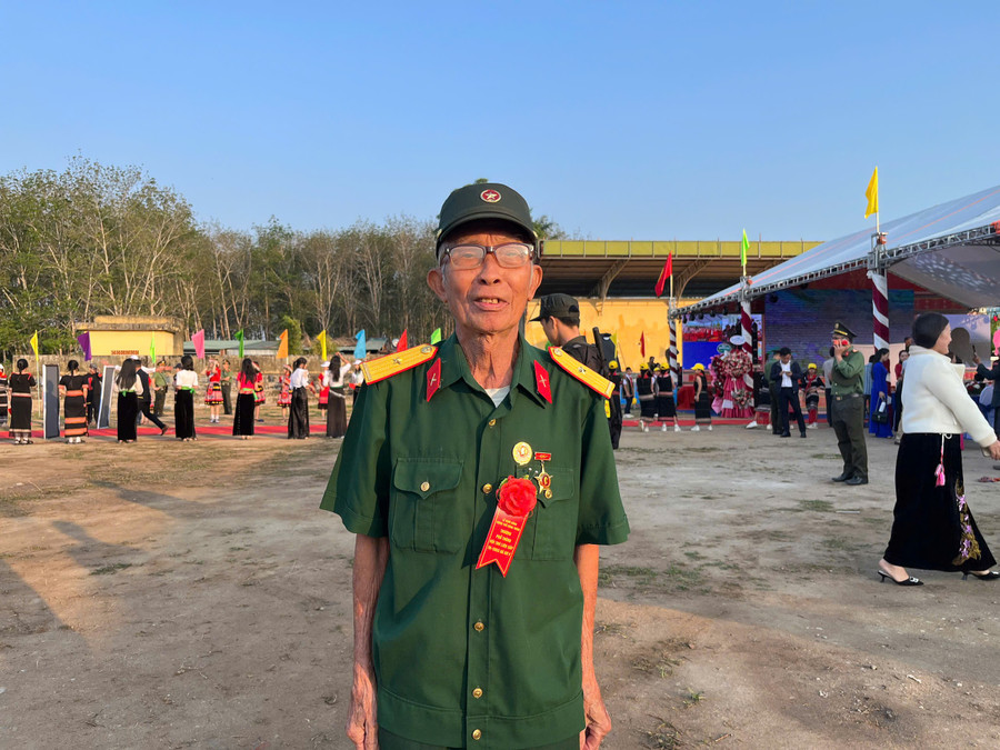 Cựu chiến binh Trương Văn Luật có mặt từ sớm để dự lễ khởi công. 1949187193197644271.jpg