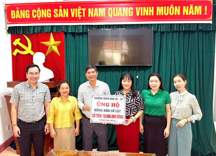 Bà Trần Thị Hà Thanh (thứ 3, từ phải qua) – Hiệu trưởng Trường Mầm non 20-10 trao tiền ủng hộ của Trường đến MTTQ Việt Nam phường Hải Châu, để gửi đến hỗ trợ đến người dân vùng lũ. 82e410dcd5785926006960.jpg