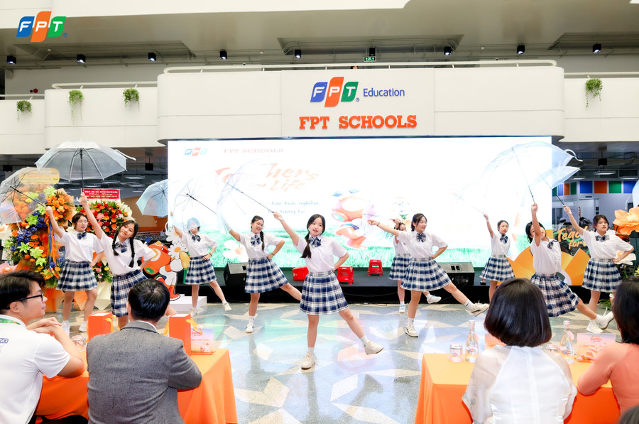 Tiết mục văn nghệ mở màn “Teachers for Life”. 11.jpg