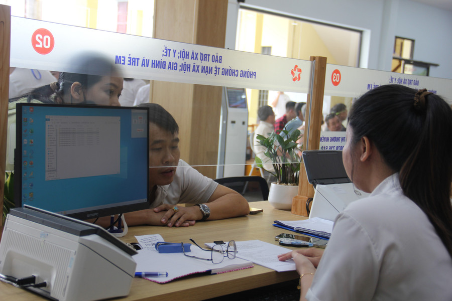 Người dân làm thủ tục hành chính ở phường Hòa Khánh, TP Đà Nẵng. img-3121.jpg