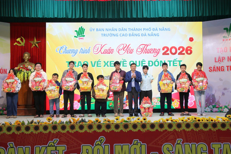 Trường Cao đẳng Đà Nẵng trao quà đến MM888 Việt Nam Tải App có hoàn cảnh khó khăn đón Tết. 621869120-1340664838099538-492402348409196342-n.jpg