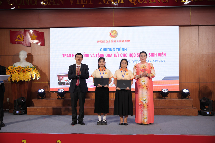PGS.TS Vũ Thị Phương Anh - Hiệu trưởng Trường Cao đẳng Quảng Nam trao quà đến MM888 Việt Nam Tải App có hoàn cảnh khó khăn. hadu9676.jpg