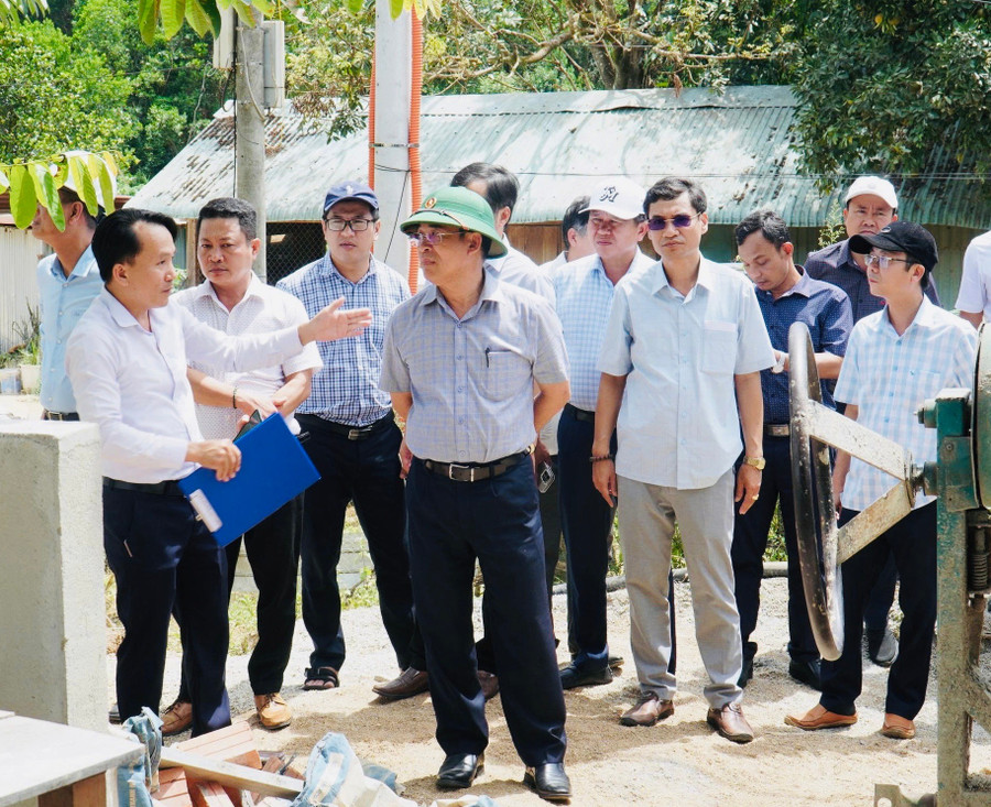 Ông Trần Anh Tuấn - Phó Chủ tịch UBND TP Đà Nẵng kiểm tra khu vực vướng mặt bằng người dân tại xã A Vương. Ảnh: Ảnh: Cổng thông tin điện tử UBND TP Đà Nẵng anh-2.jpg