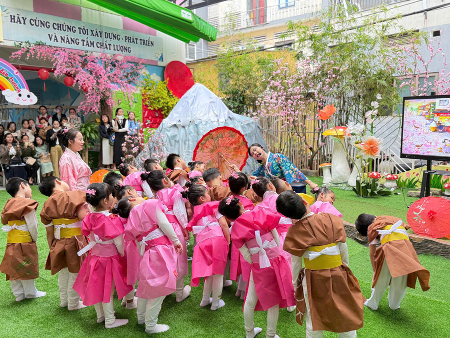 Trẻ mầm non cùng cô giáo tham gia các hoạt động. 289373026616440734123.jpg