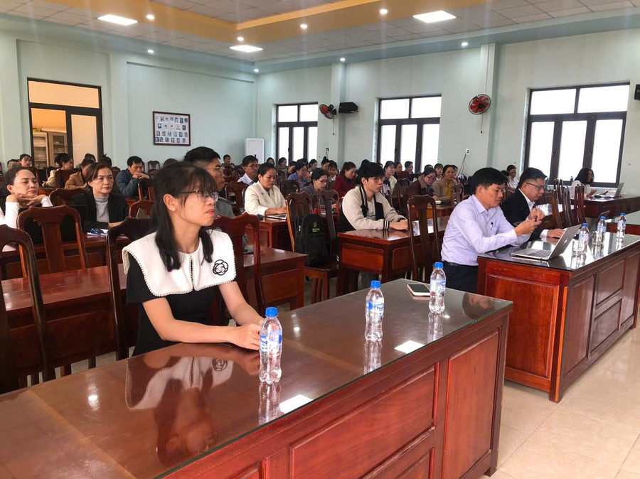 Hơn 60 cán bộ quản lý, Trung Tâm Đăng Nhập MM88 Chính Thức Mới công tác trên địa bàn xã Bình Minh tập huấn AI.
