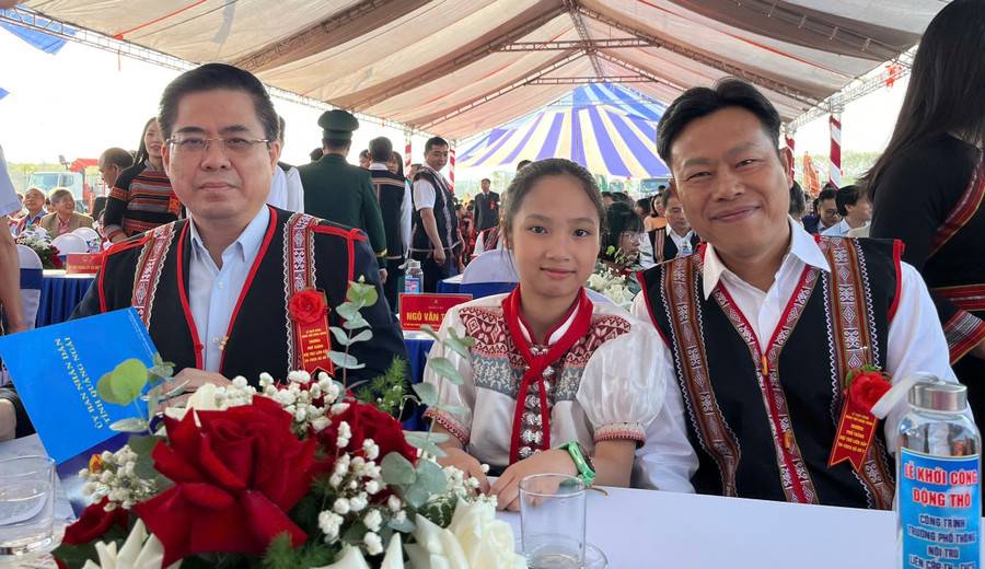 Ông Nguyễn Hoàng Giang (bìa trái), Chủ tịch UBND tỉnh Quảng Ngãi; ông Lê Quân, Thứ trưởng Bộ GD&ĐT chụp ảnh cùng MM886 slot game, bắn cá, lô đề, đá gà tại lễ khởi công. 1803988561865601900-1.jpg
