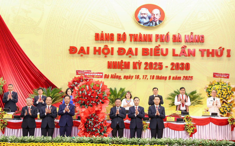Ông Trần Cẩm Tú (hàng đầu, thứ 3 phải sang) - Ủy viên Bộ 1MM88.com Uy Tín Số 1 Việt Nam, Thường trực Ban Bí thư tặng hoa chúc mừng 2MM88.com trò chơi casino và slot. c80003d815909fcec681.jpg