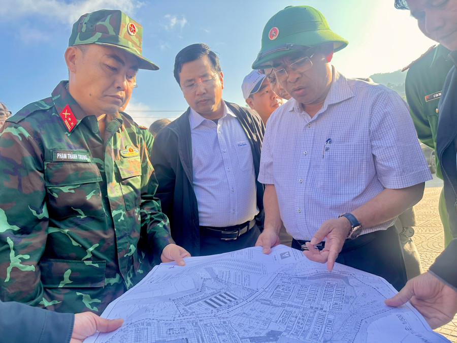 Ông Trần Anh Tuấn (bên phải), Phó Chủ tịch UBND TP Đà Nẵng kiểm tra tiến độ triển khai xây dựng Trường Phổ thông nội trú liên cấp xã Hùng Sơn. Ảnh: A Lăng Hương