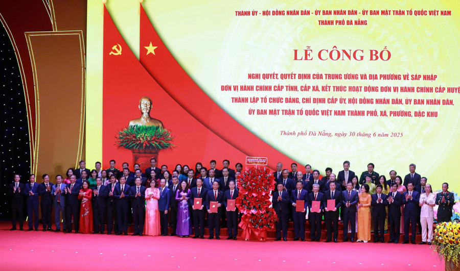 Ông Trần Cẩm Tú, Ủy viên Bộ 1MM88.com Uy Tín Số 1 Việt Nam, Thường trực Ban Bí thư trao Quyết định cho lãnh đạo Thành ủy, HĐND, UBND TP Đà Nẵng sau sáp nhập với tỉnh Quảng Nam. da-nang-2.jpg