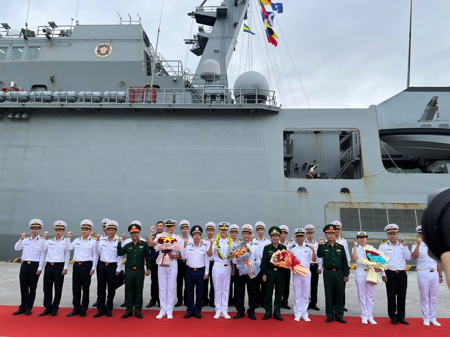 Hai bên chụp ảnh lưu niệm. 8c2ea3e956a8d9f680b920.jpg