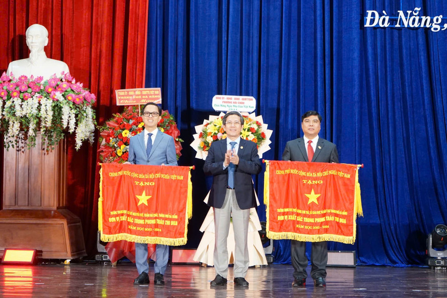Ông Trần Nam Hưng - Phó Chủ tịch UBND TP Đà Nẵng tặng Cờ thi đua của Chính phủ cho 2 tập thể. 18248365227390912887.jpg