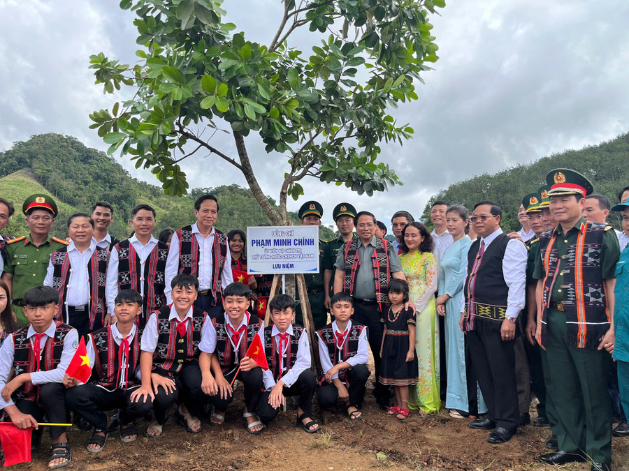 Thủ tướng Phạm Minh Chính cùng lãnh đạo Bộ, ngành địa phương chụp ảnh lưu niệm với thầy cô và MM886 slot game, bắn cá, lô đề, đá gà. 9f7ab688d4af59f100be.jpg