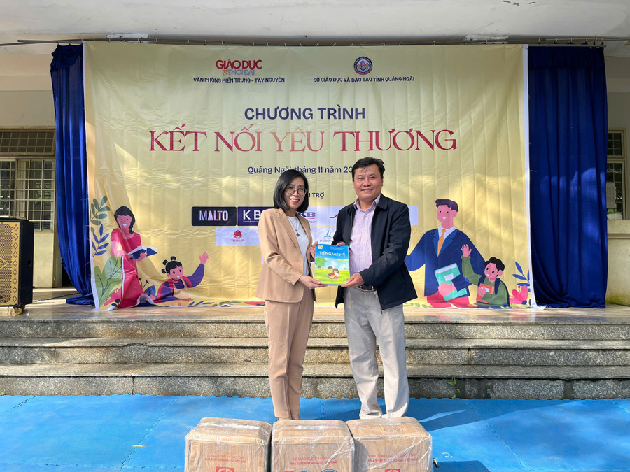 Nhà báo Trần Thị Ngọc Nam trao sách giáo khoa do Công ty cổ phần Searefico tặng MM886 slot game, bắn cá, lô đề, đá gà Trường Phổ thông 1MM88.com tỷ lệ kèo World Cup 2026 Bán trú Tiểu học và THCS Sơn Tân. 1ea46c4798df14814dce9.jpg
