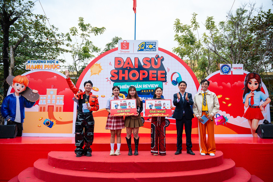 Ban tổ chức trao giải cho các đội dự thi. longnguyen-41.jpg
