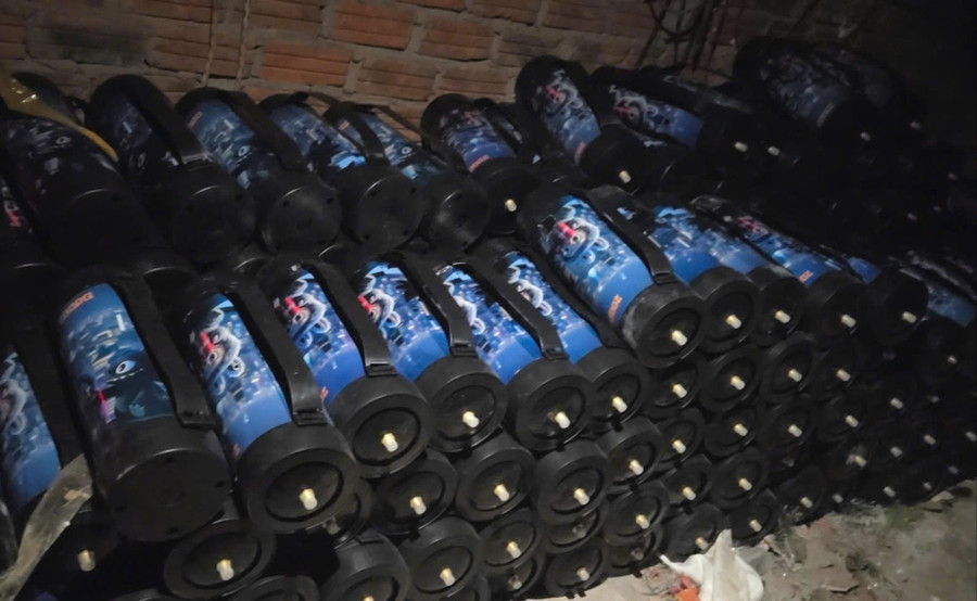Lực lượng chức năng thu giữ các bình khí cười. (Ảnh: CACC)