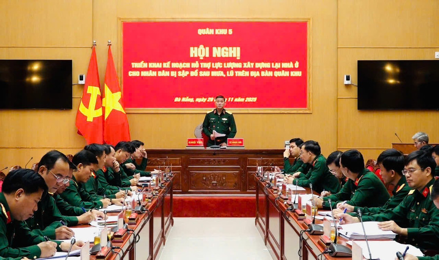 Trung tướng Lê Ngọc Hải - Tư lệnh Quân khu 5 chủ trì Hội nghị.