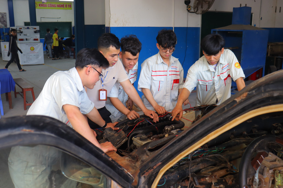 MM888 Việt Nam Tải App Trường Cao đẳng Đại Việt Đà Nẵng trong giờ thực hành.