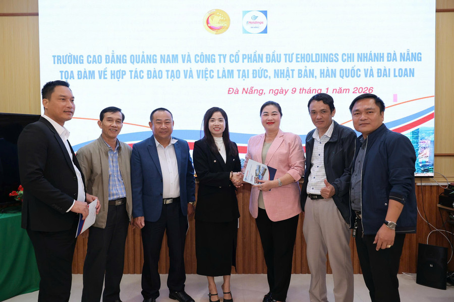 Đại diện Trường Cao đẳng Quảng Nam và Công ty Cổ phần Thiên đường trò chơi đổi thưởng MM886 Eholdings – Chi nhánh Đà Nẵng ký thỏa thuận hợp tác trong các lĩnh vực.