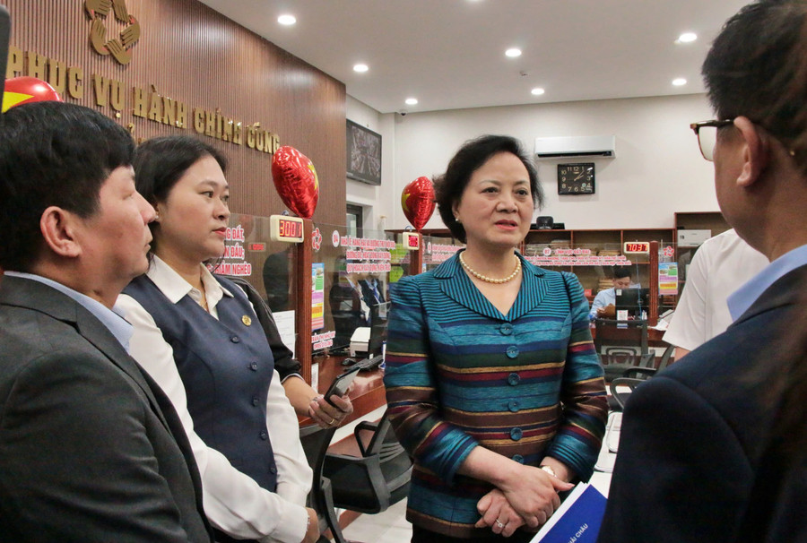 Phó Thủ tướng Phạm Thị Thanh Trà kiểm tra tại Trung tâm Phục vụ hành chính công phường Hải Châu (TP Đà Nẵng). cee0477107958bcbd284.jpg