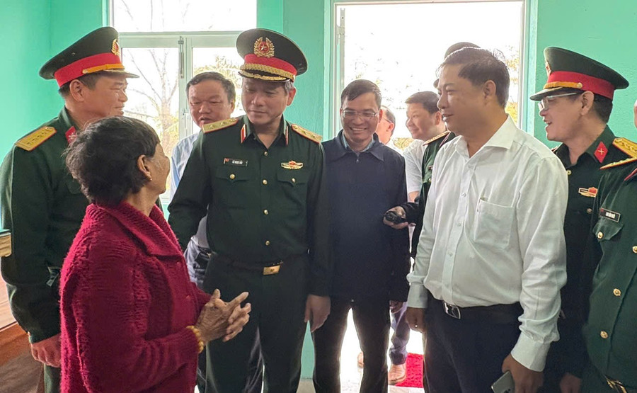 Lãnh đạo Tỉnh ủy Đắk Lắk và Tư lệnh Quân khu 5 thăm nhà người dân được xây mới trong img-20260104-144152.jpg