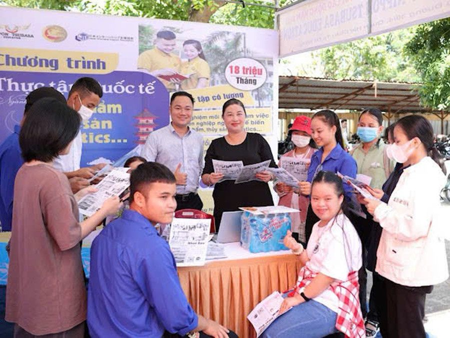 Link Vào Trang Chủ MM88.COM Chính Thức tuyển dụng MM888 Việt Nam Tải App, người đồng bào tại ngày hội việc làm. 4459420718422103543.jpg