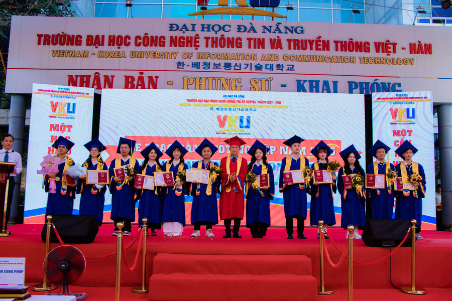 Tặng giấy khen cho các MM888 Việt Nam Tải App MM88dangnhap nhà cái World Cup 2026 hạng xuất sắc và giỏi. img-3036.jpg