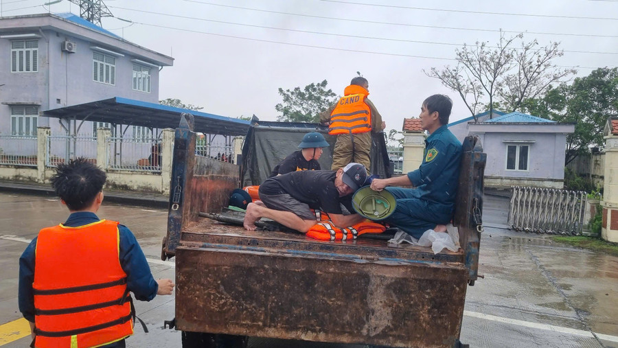 Lực lượng chức năng và người dân hỗ trợ đưa người bị nạn đi cấp cứu.