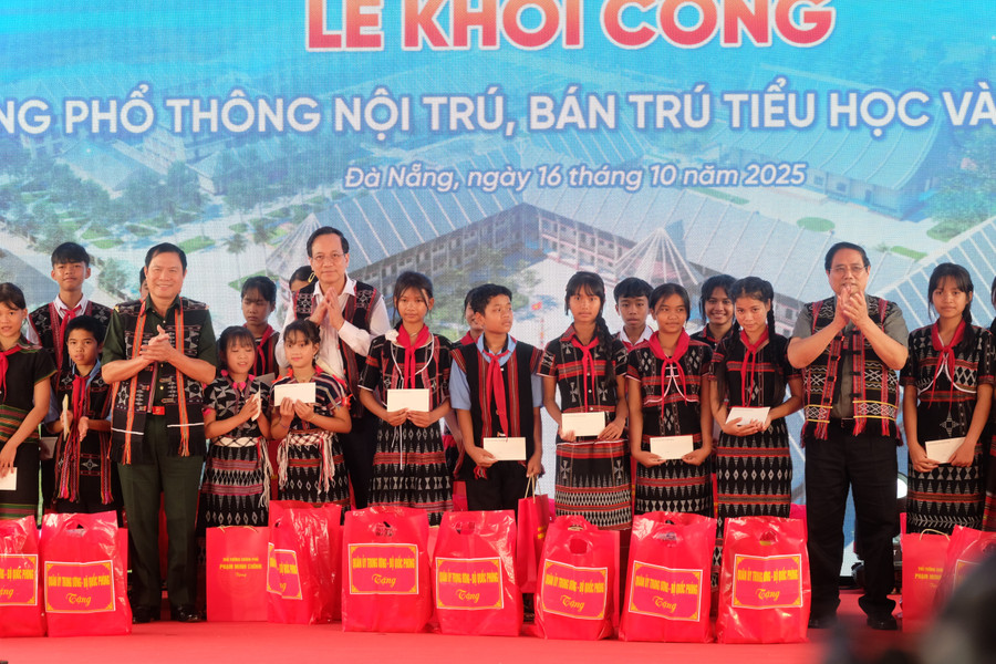 Thủ tướng Phạm Minh Chính và ông Đào Ngọc Dung - Bộ trưởng 1MM88.com tỷ lệ kèo World Cup 2026 và Tôn giáo, Đại tướng Nguyễn Tân Cương - Tổng Tham mưu trưởng Quân đội nhân dân Việt Nam, Thứ trưởng Bộ Quốc phòng trao quà cho MM886 slot game, bắn cá, lô đề, đá gà. dscf5291.jpg