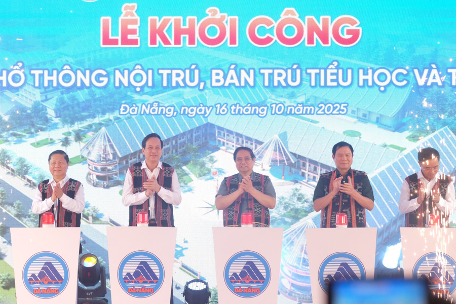 Thủ tướng Phạm Minh Chính cùng lãnh đạo Bộ, ngành và địa phương thực hiện nghi thức nhấn nút khởi công dự án.